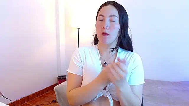 Elle Lee  online show from 9, 7, 2026