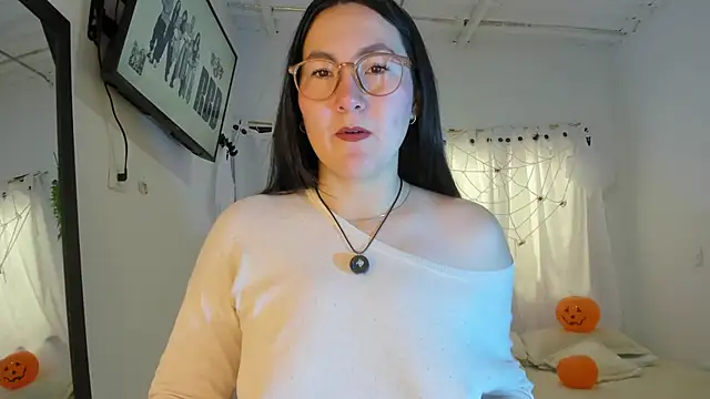 Snapshot of Elle_Lee_ chatting on 8, 10, 2025 Elle Lee online show from 8, 10, 2025