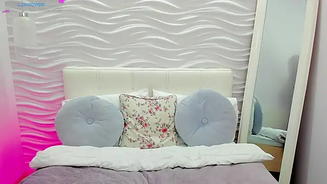 Snapshot of VirginOlly chatting on 9, 5, 2026 VirginOlly online show from 9, 5, 2026