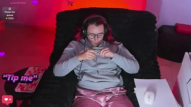 bonnie moon  online show from 25, 10, 2025