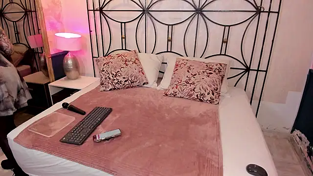 Paiige peach online show from 19, 11, 2025