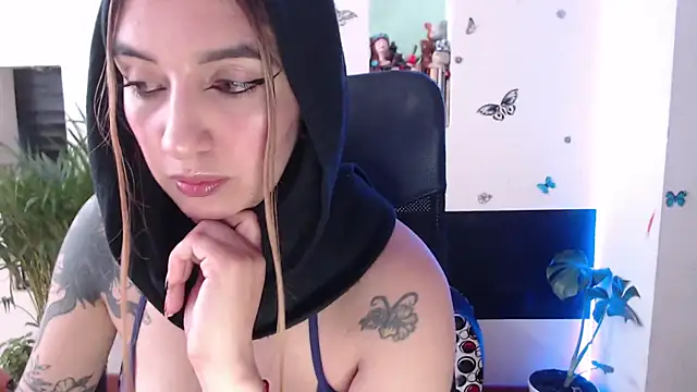 Snapshot of Lia-mitch chatting on 4, 11, 2025 Lia-mitch online show from 4, 11, 2025