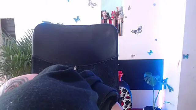 Snapshot of Lia-mitch chatting on 12, 11, 2025 Lia-mitch online show from 12, 11, 2025