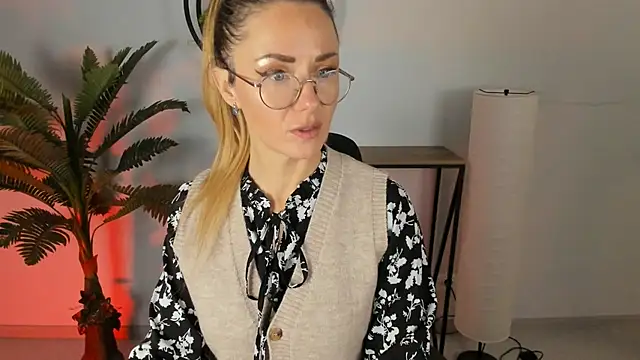 Snapshot of LadyIzabel chatting on 22, 2, 2025 LadyIzabel online show from 22, 2, 2025