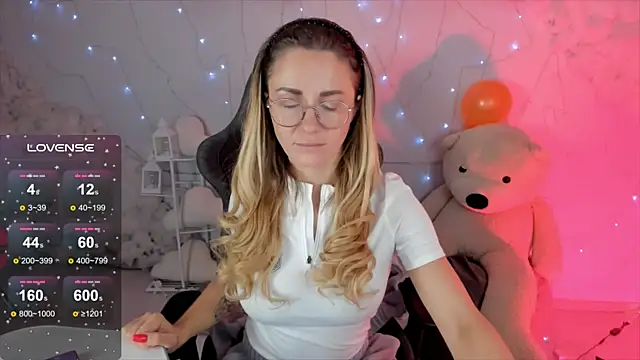 Snapshot of LadyIzabel chatting on 15, 2, 2025 LadyIzabel online show from 15, 2, 2025