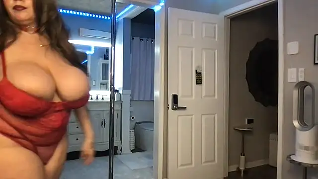 Snapshot of curvyfunlover chatting on 28, 10, 2025 curvyfunlover online show from 28, 10, 2025