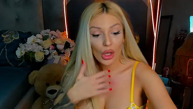 Snapshot of glossy_blondegirl chatting on 8, 10, 2025 glossy blondegirl online show from 8, 10, 2025