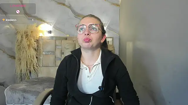 Snapshot of _isaabellaa chatting on 8, 7, 2026 isaabellaa online show from 8, 7, 2026
