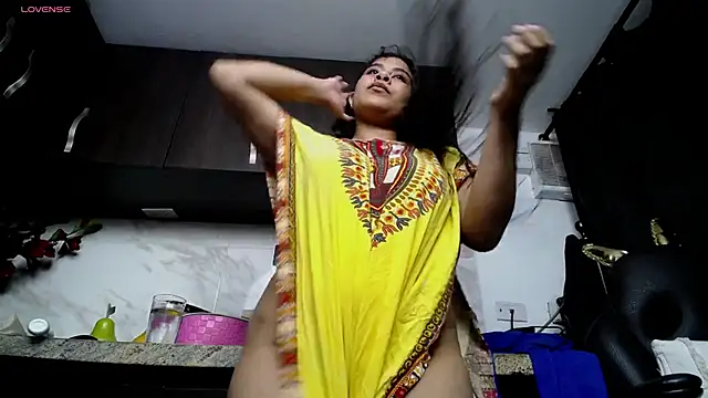 Snapshot of iniyalaboni chatting on 29, 10, 2025 iniyalaboni online show from 29, 10, 2025