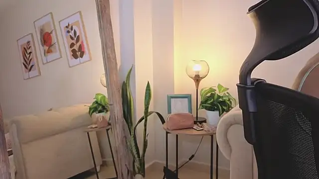 DahianaWalcott online show from 2, 12, 2025