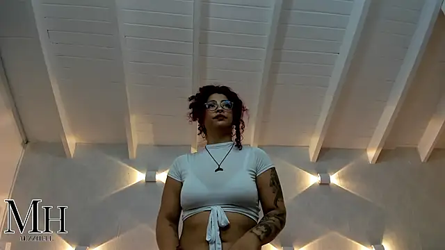 Snapshot of MizzHell chatting on 11, 10, 2025 MizzHell online show from 11, 10, 2025