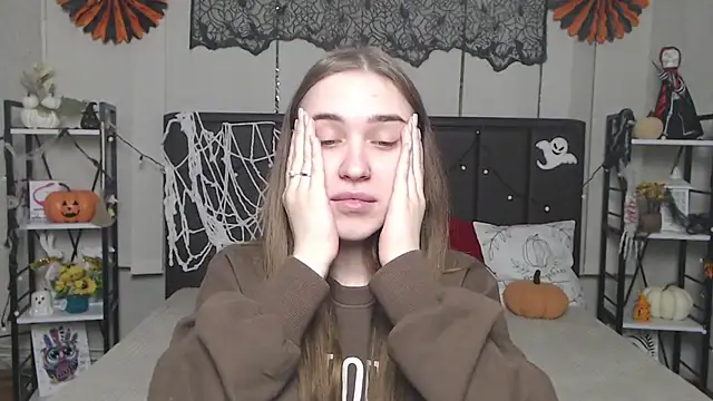 Snapshot of LauraHlot chatting on 10, 11, 2025 LauraHlot online show from 10, 11, 2025