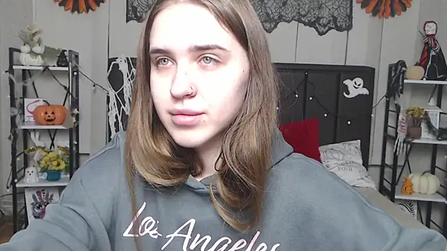 Snapshot of LauraHlot chatting on 15, 11, 2025 LauraHlot online show from 15, 11, 2025