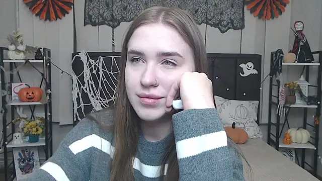 Snapshot of LauraHlot chatting on 3, 11, 2025 LauraHlot online show from 3, 11, 2025