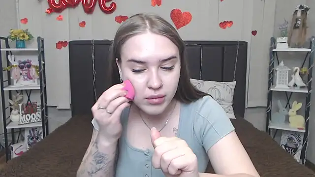 Snapshot of LauraHlot chatting on 9, 5, 2026 LauraHlot online show from 9, 5, 2026