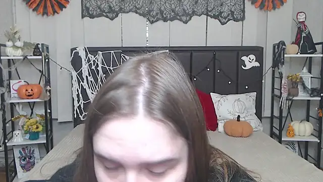 Snapshot of LauraHlot chatting on 9, 11, 2025 LauraHlot online show from 9, 11, 2025