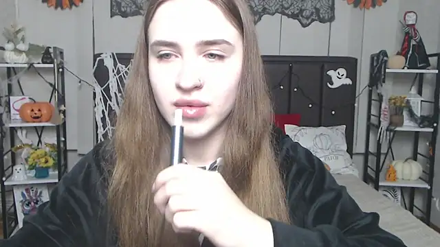 Snapshot of LauraHlot chatting on 13, 11, 2025 LauraHlot online show from 13, 11, 2025