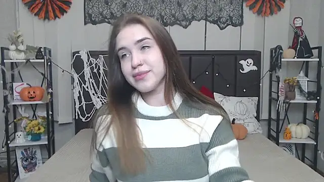 Snapshot of LauraHlot chatting on 7, 11, 2025 LauraHlot online show from 7, 11, 2025