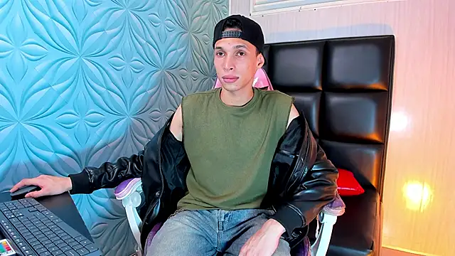 Snapshot of Milk_max_18 chatting on 6, 5, 2026 Milk max 18 online show from 6, 5, 2026