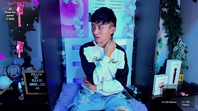 juniior 2311  online show from 19, 2, 2025