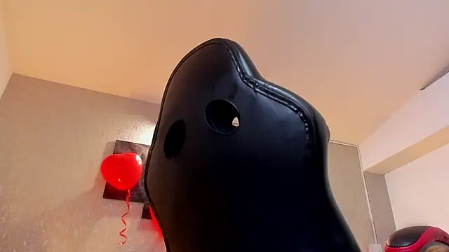 lilicooper  online show from 15, 2, 2025