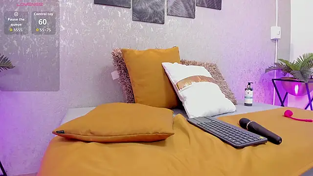 lilicooper  online show from 15, 9, 2025