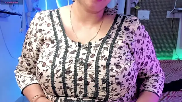 Snapshot of Gulabi_Queen chatting on 4, 3, 2025 Gulabi Queen online show from 4, 3, 2025