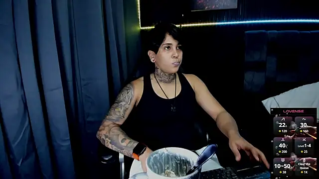 Snapshot of ZhoeStrong chatting on 13, 11, 2025 ZhoeStrong online show from 13, 11, 2025