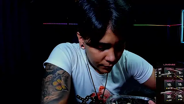 Snapshot of ZhoeStrong chatting on 28, 11, 2025 ZhoeStrong online show from 28, 11, 2025