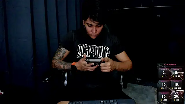 Snapshot of ZhoeStrong chatting on 21, 11, 2025 ZhoeStrong online show from 21, 11, 2025