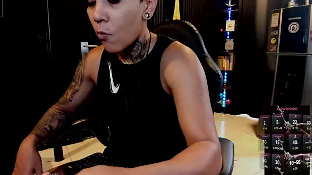 Snapshot of ZhoeStrong chatting on 12, 10, 2025 ZhoeStrong online show from 12, 10, 2025