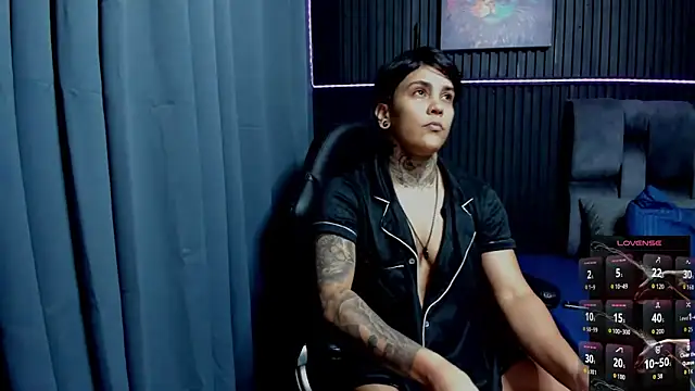 Snapshot of ZhoeStrong chatting on 26, 11, 2025 ZhoeStrong online show from 26, 11, 2025