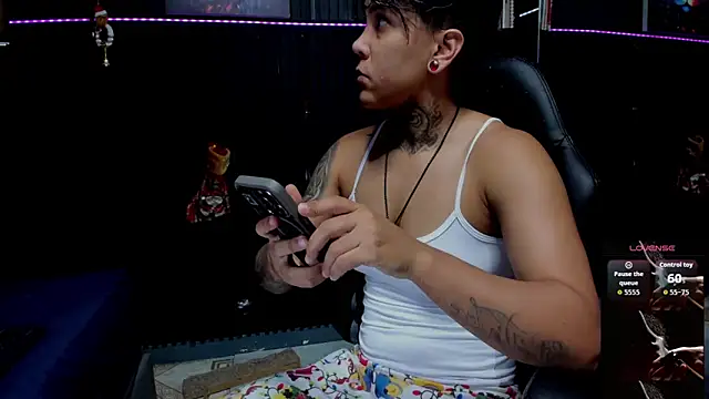 Snapshot of ZhoeStrong chatting on 2, 12, 2025 ZhoeStrong online show from 2, 12, 2025