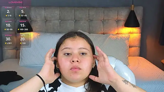 Snapshot of Laia_and_Aloby chatting on 13, 11, 2025 Laia and Aloby online show from 13, 11, 2025