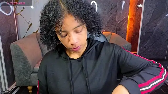 Snapshot of Violeth_b chatting on 8, 11, 2025 Violeth b online show from 8, 11, 2025