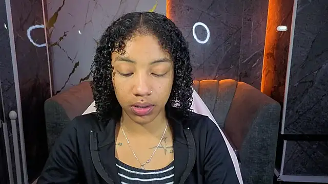 Snapshot of Violeth_b chatting on 12, 11, 2025 Violeth b online show from 12, 11, 2025