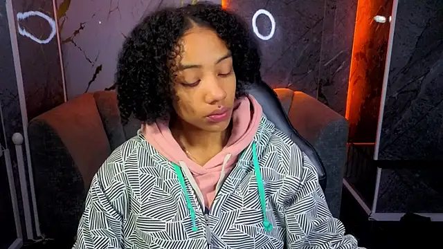 Snapshot of Violeth_b chatting on 17, 11, 2025 Violeth b online show from 17, 11, 2025