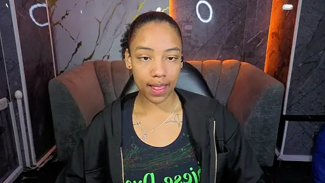 Snapshot of Violeth_b chatting on 11, 11, 2025 Violeth b online show from 11, 11, 2025