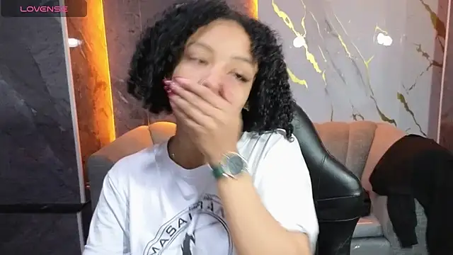 Snapshot of Violeth_b chatting on 21, 10, 2025 Violeth b online show from 21, 10, 2025