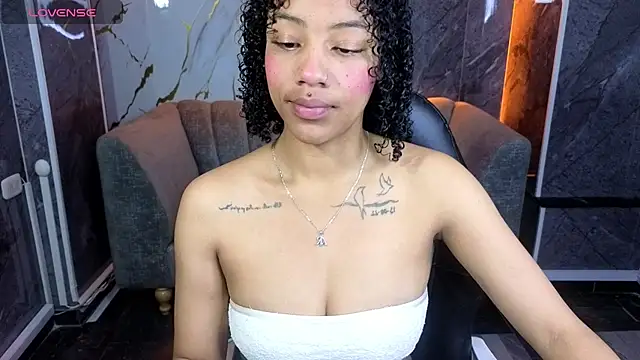 Snapshot of Violeth_b chatting on 4, 11, 2025 Violeth b online show from 4, 11, 2025