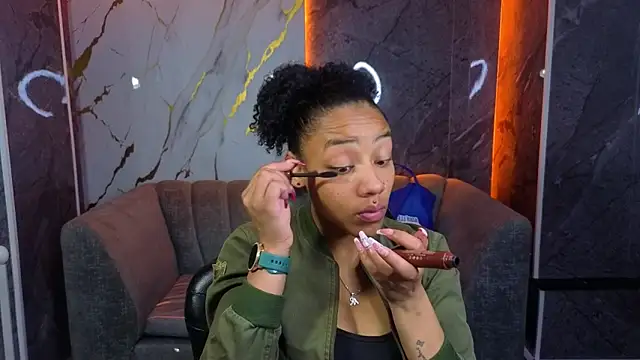 Snapshot of Violeth_b chatting on 10, 11, 2025 Violeth b online show from 10, 11, 2025