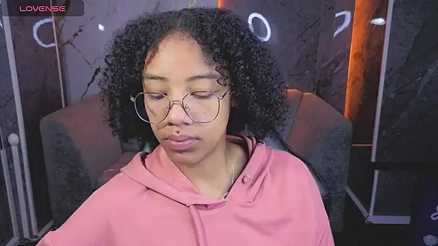 Snapshot of Violeth_b chatting on 24, 11, 2025 Violeth b online show from 24, 11, 2025