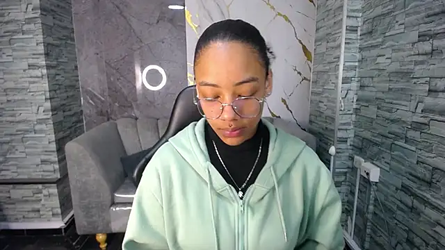 Snapshot of Violeth_b chatting on 13, 10, 2025 Violeth b online show from 13, 10, 2025