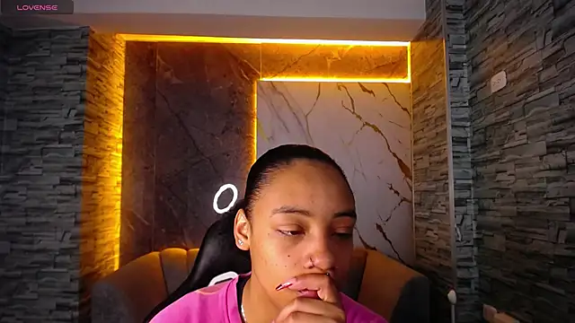 Snapshot of Violeth_b chatting on 11, 10, 2025 Violeth b online show from 11, 10, 2025