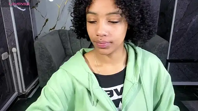 Snapshot of Violeth_b chatting on 1, 11, 2025 Violeth b online show from 1, 11, 2025