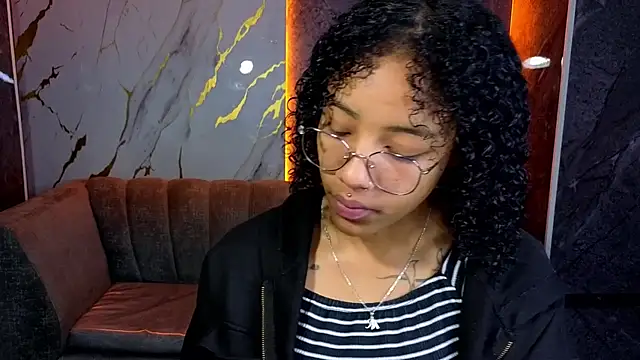 Snapshot of Violeth_b chatting on 27, 10, 2025 Violeth b online show from 27, 10, 2025