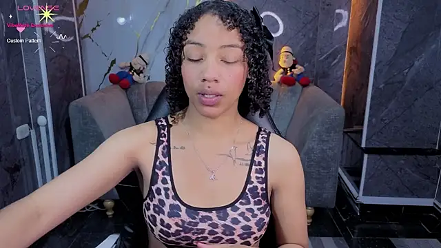 Snapshot of Violeth_b chatting on 11, 5, 2026 Violeth b online show from 11, 5, 2026