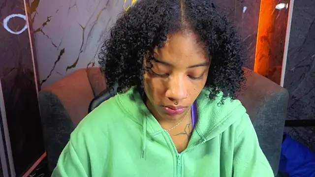 Snapshot of Violeth_b chatting on 14, 11, 2025 Violeth b online show from 14, 11, 2025