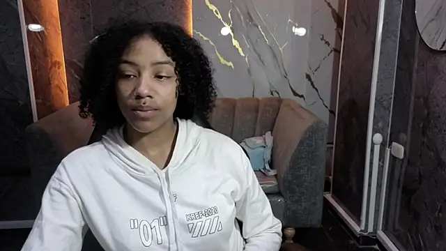 Snapshot of Violeth_b chatting on 25, 10, 2025 Violeth b online show from 25, 10, 2025