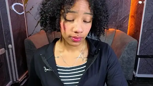 Snapshot of Violeth_b chatting on 6, 11, 2025 Violeth b online show from 6, 11, 2025